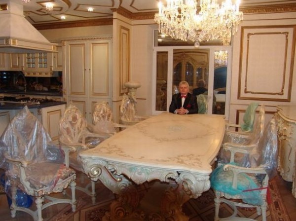 Miliardario cerca moglie